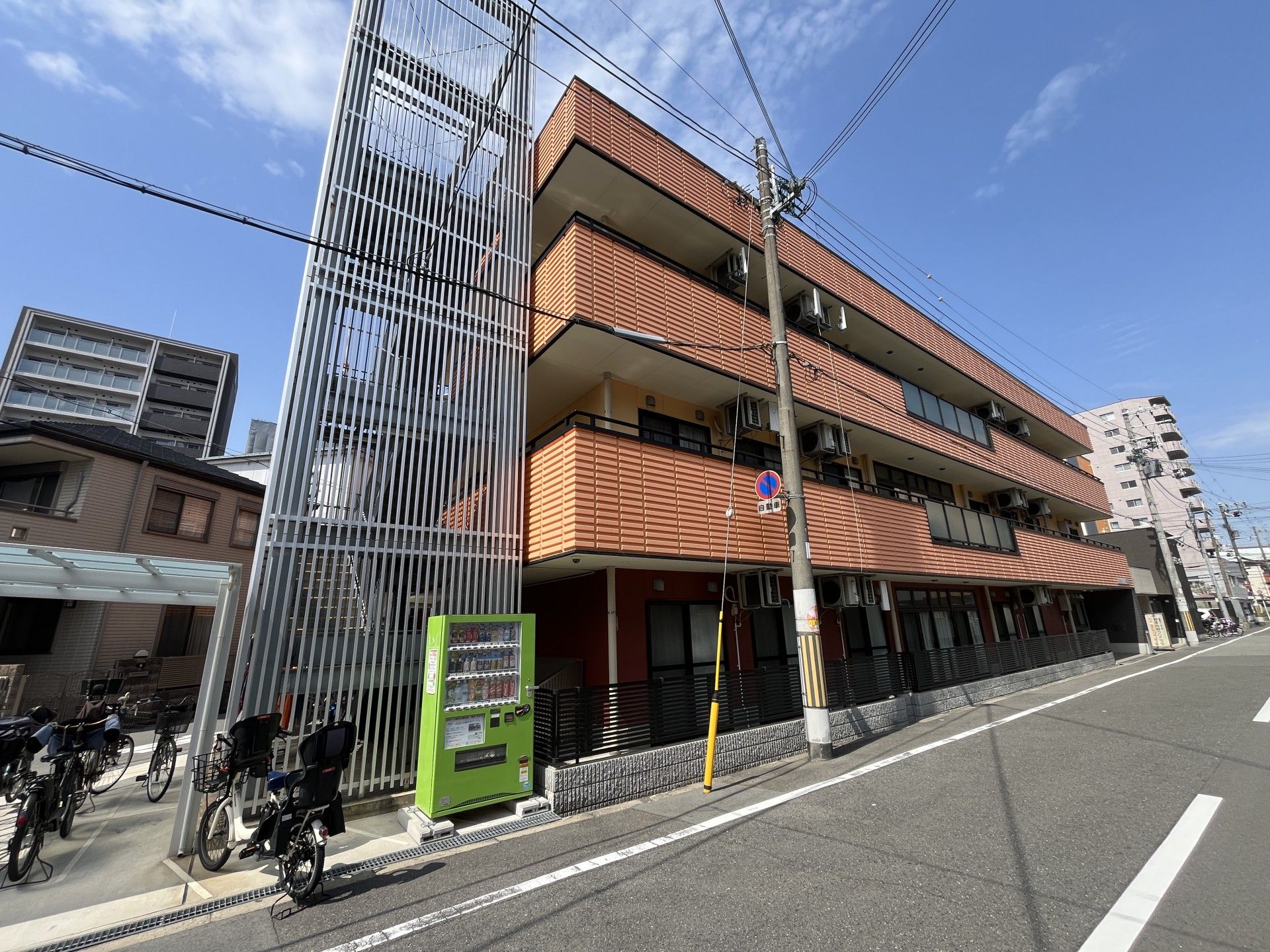 自転車置き場と建物外観