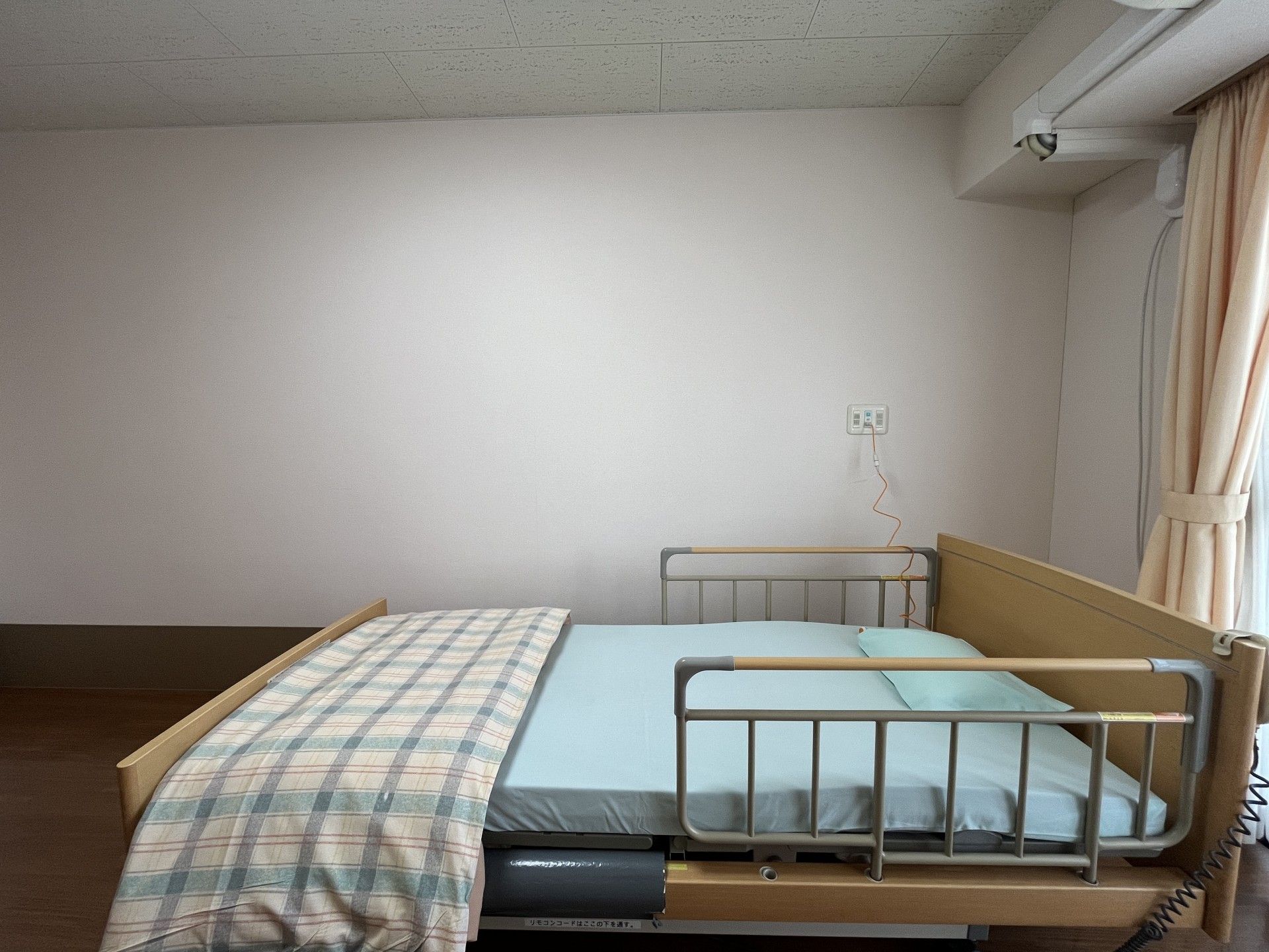 シンプルなベッドの部屋