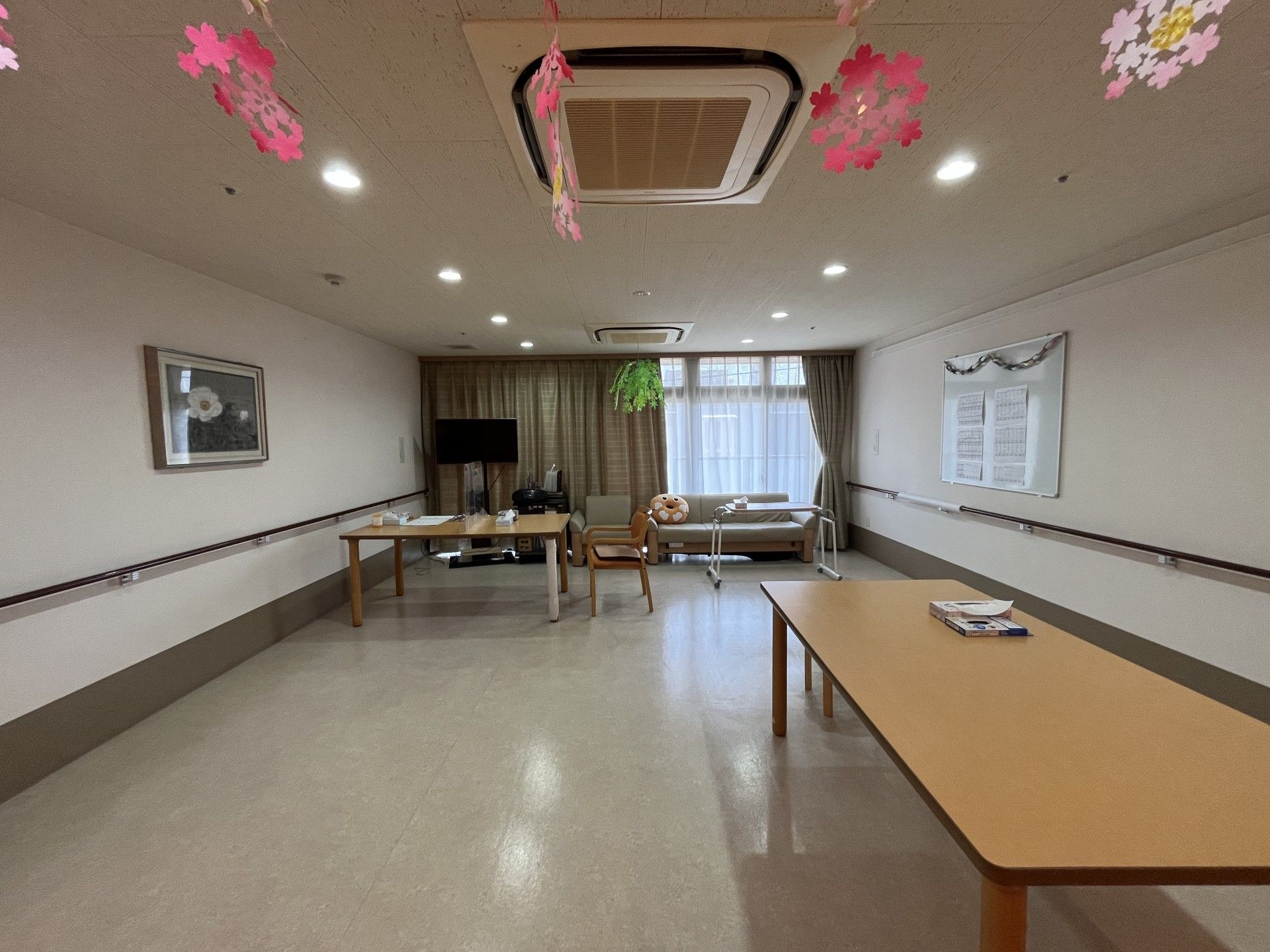 飾りが吊るされた広い部屋