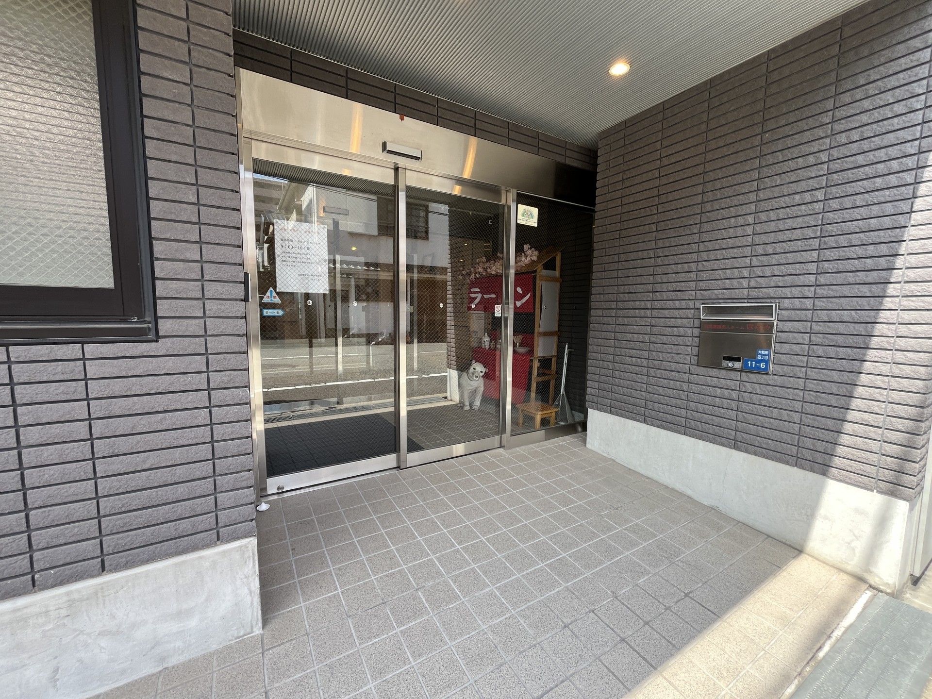 ガラス扉のエントランス