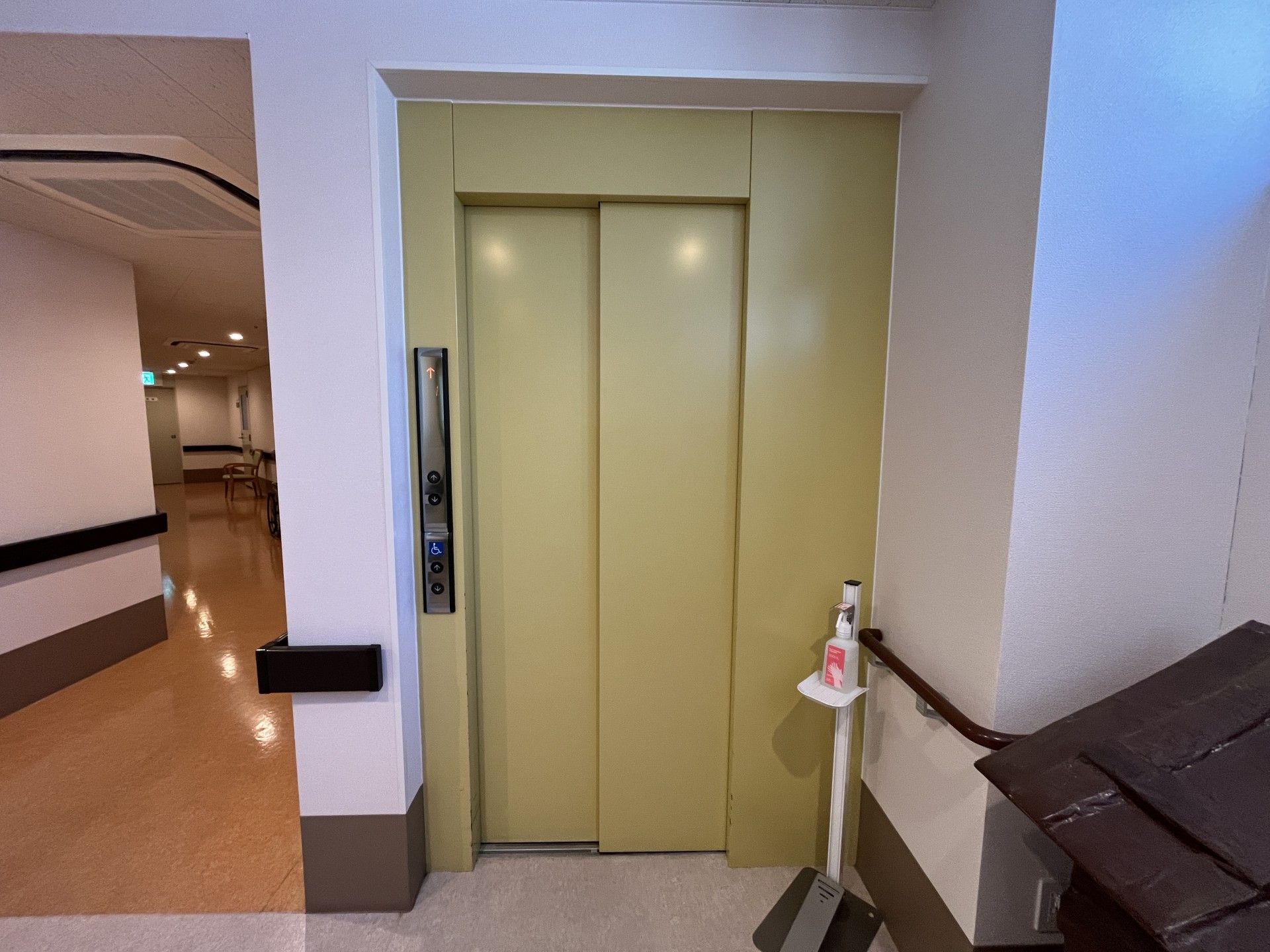 安全なエレベーター前