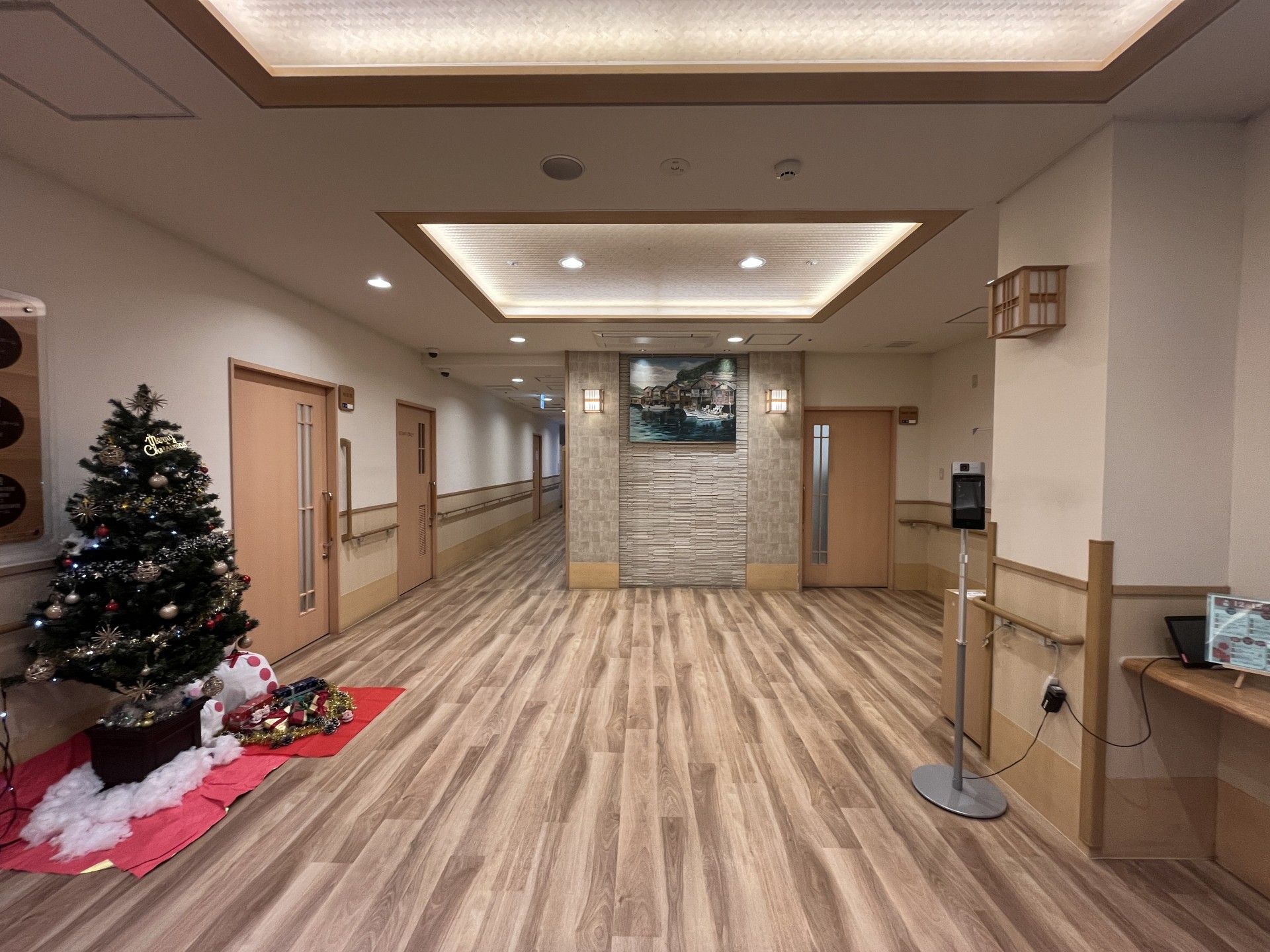 クリスマスツリーのある廊下