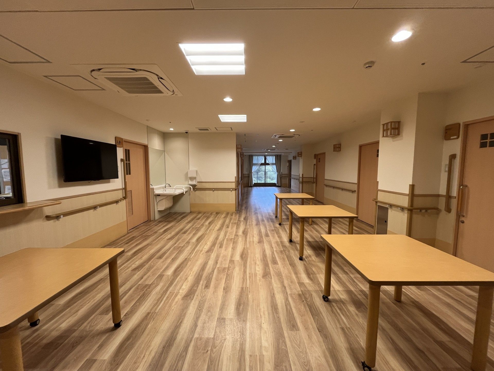 広い廊下とテーブル