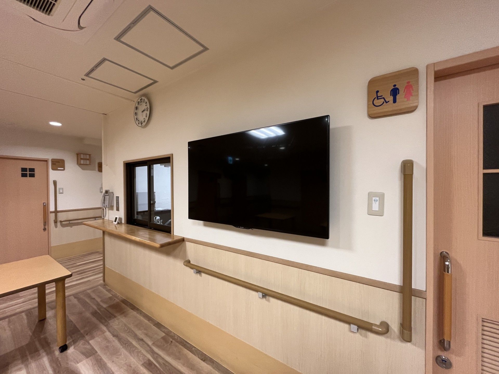 手すりとテレビのある廊下