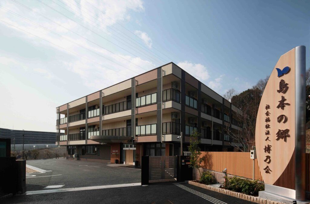 エントランス前の建物