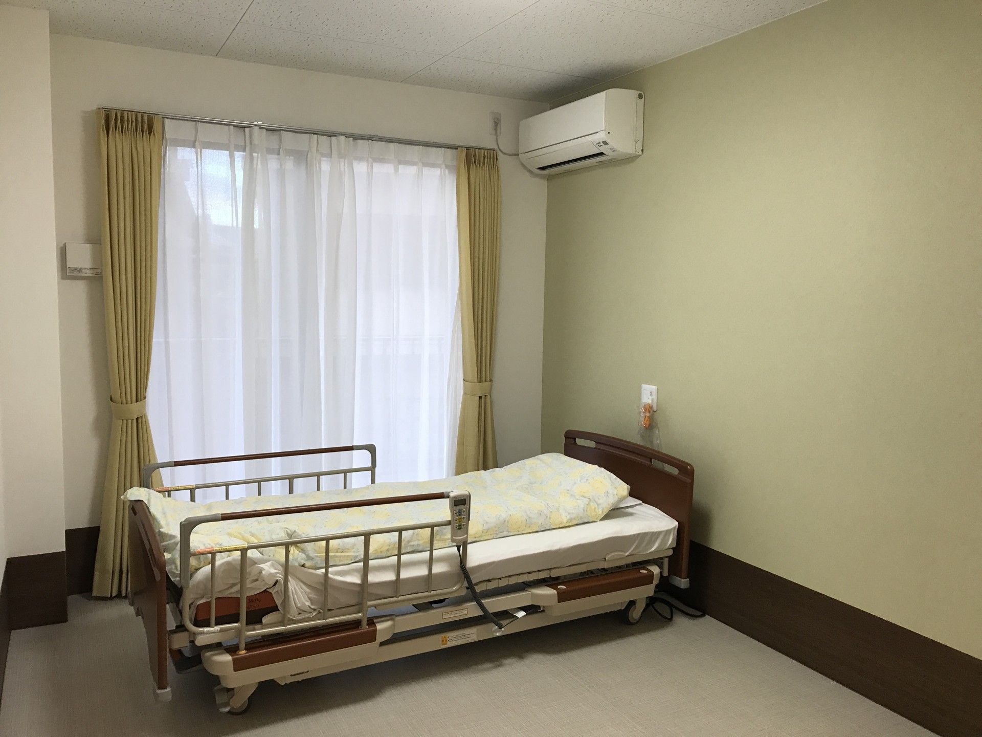 清潔な個室のベッド