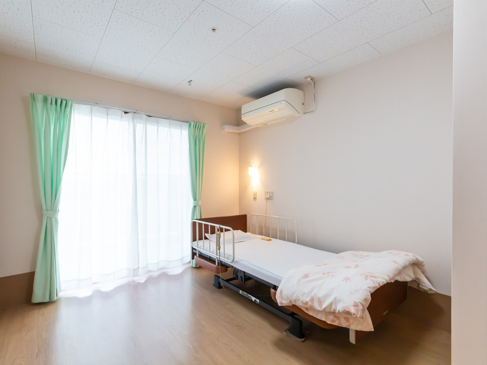 明るい個室のベッド