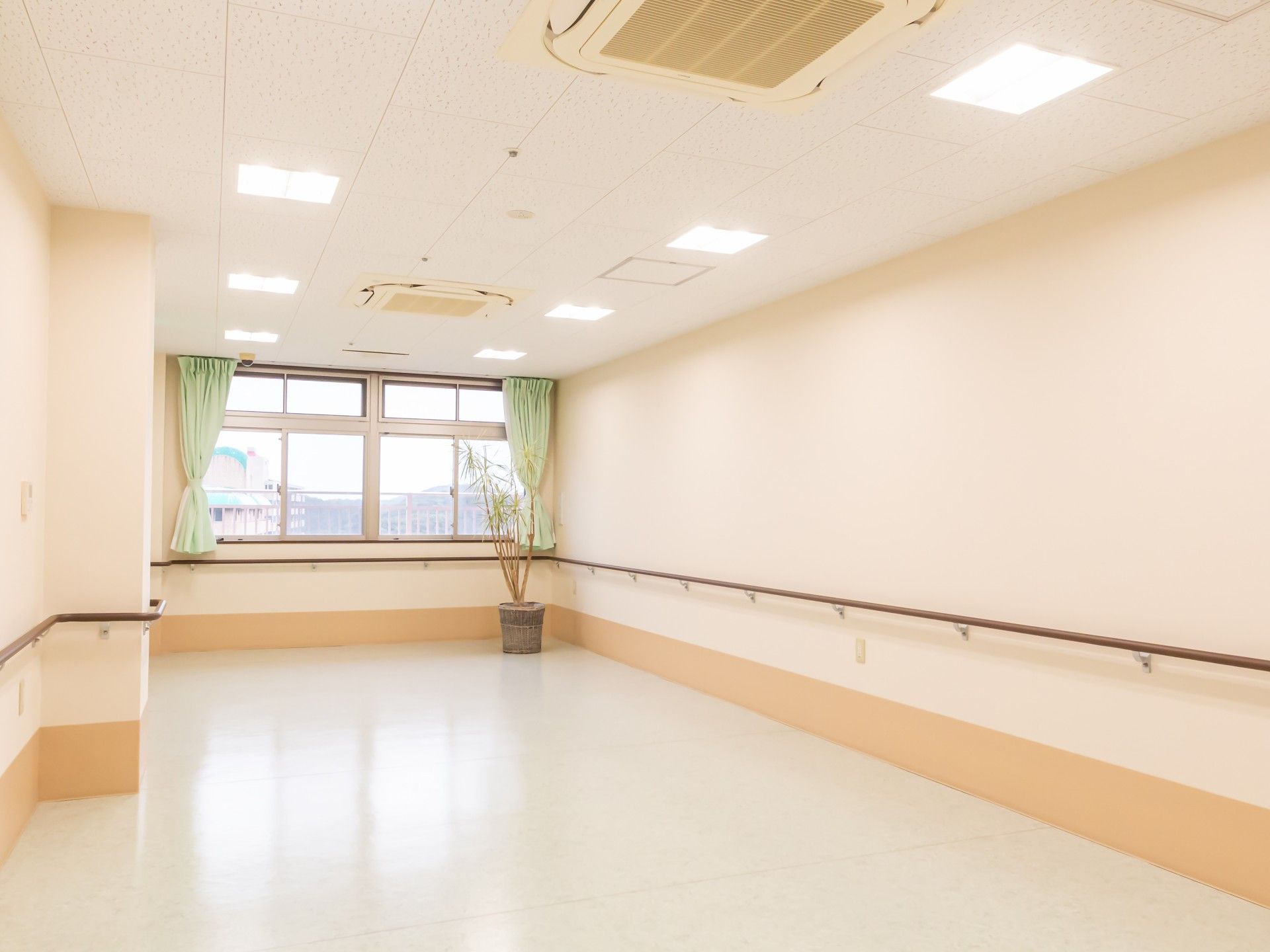手すり付きの明るい廊下