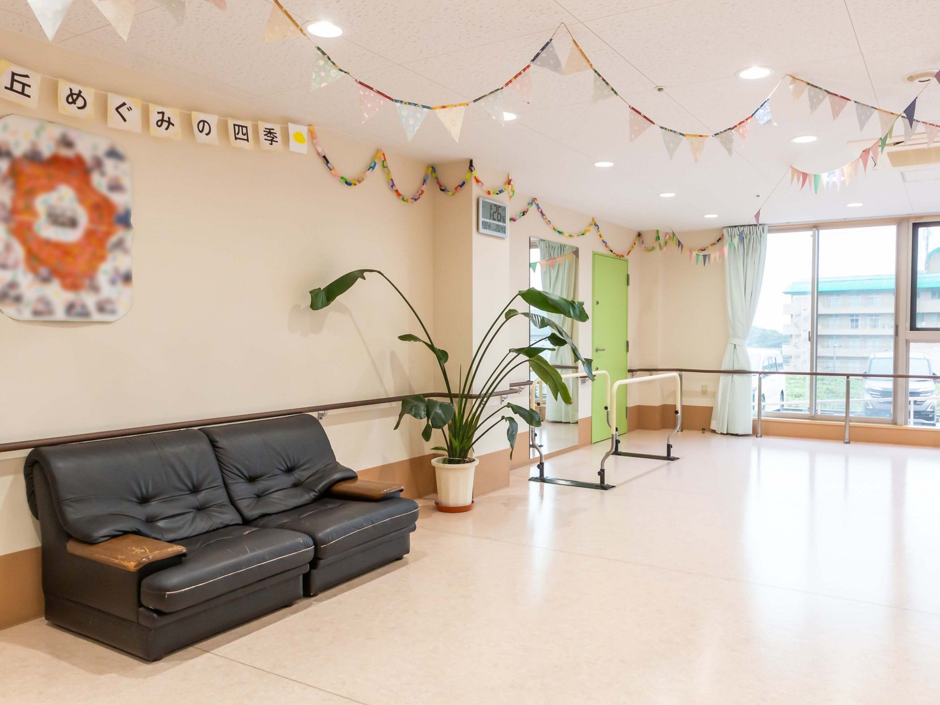 明るい室内のソファと窓