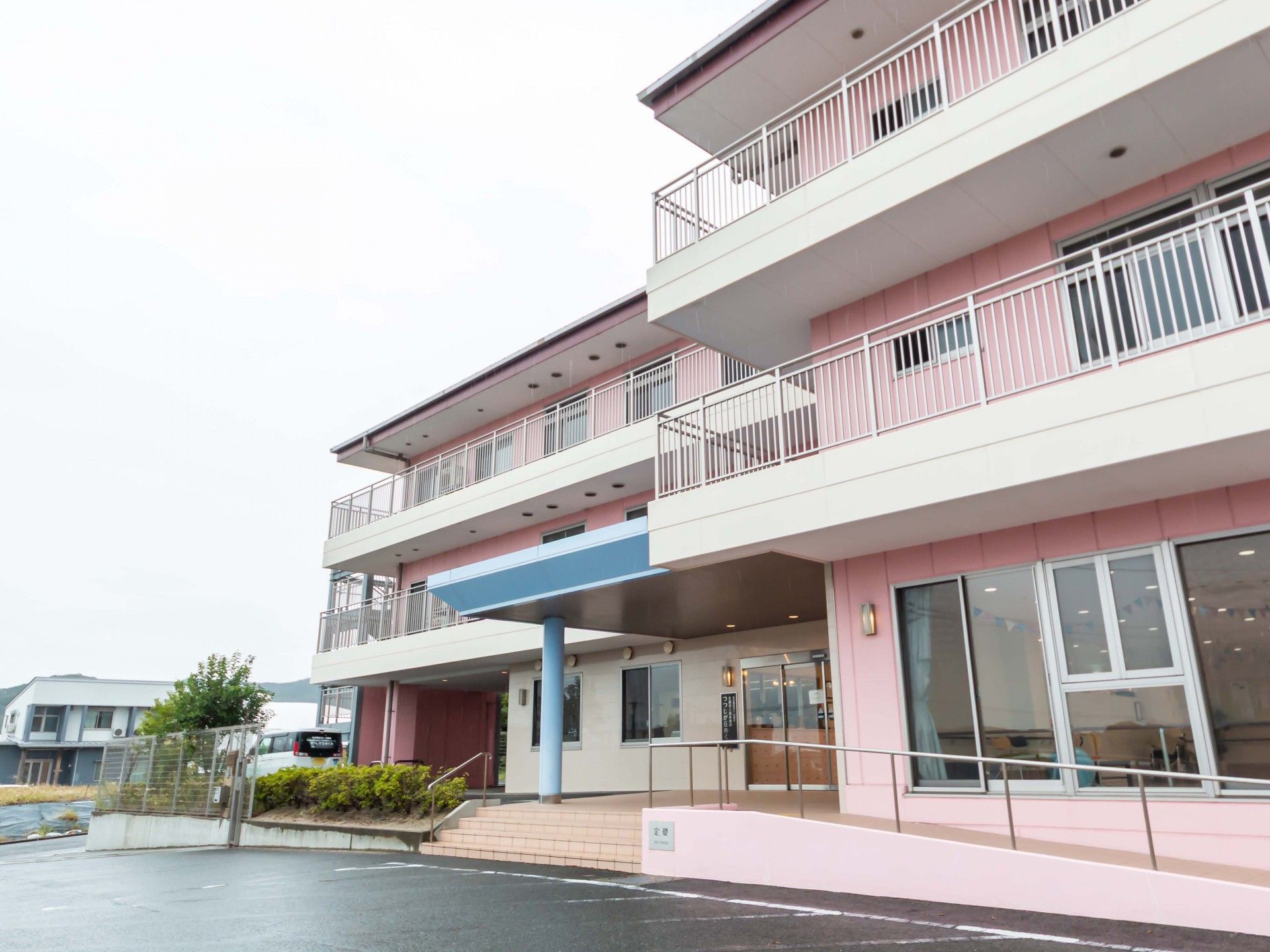 ピンク色の外観の建物