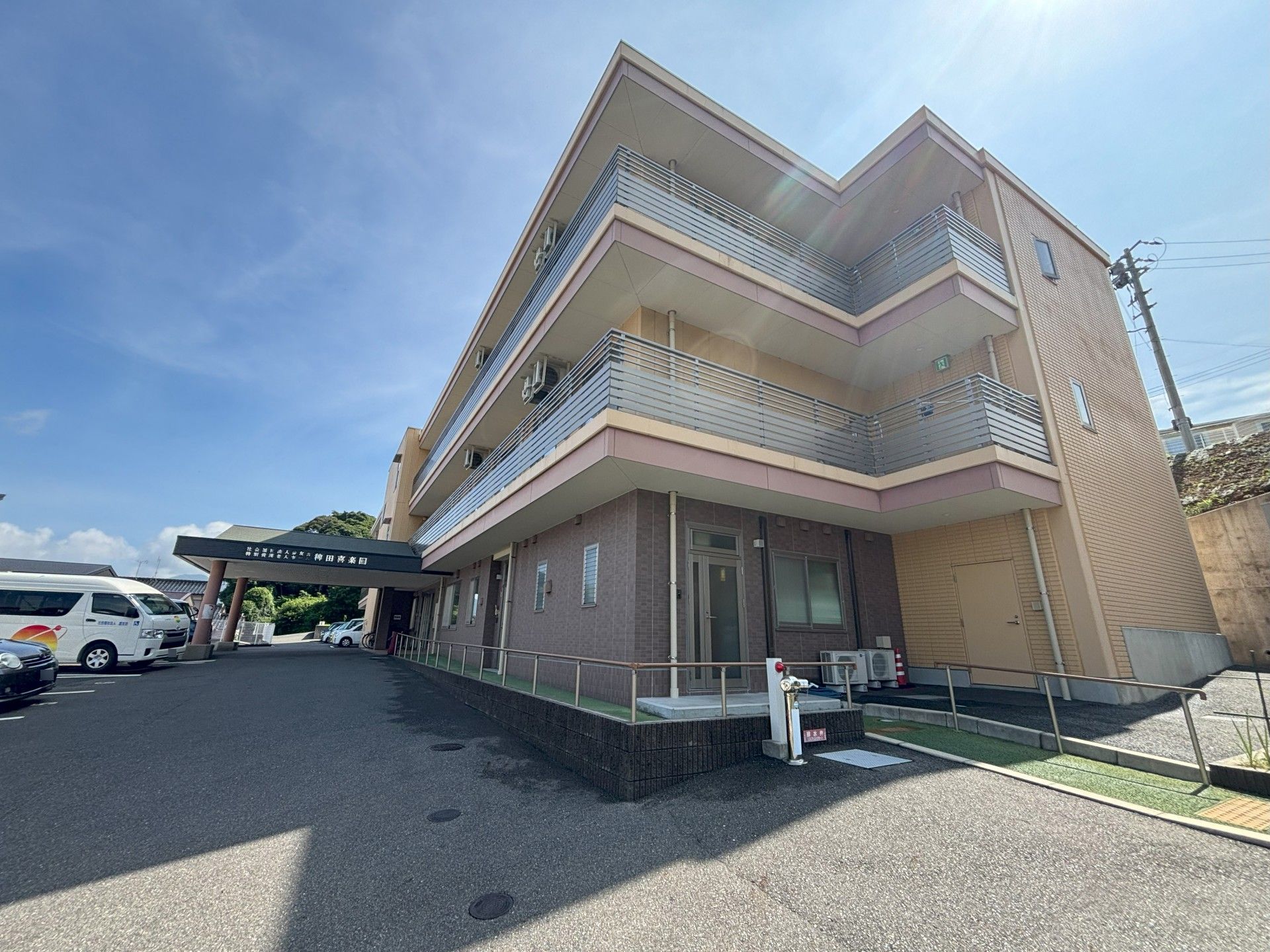 三階建ての建物外観