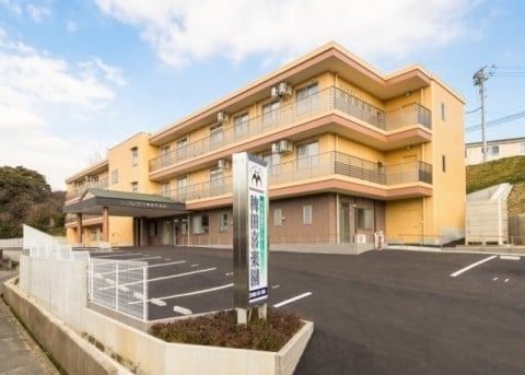三階建ての建物外観