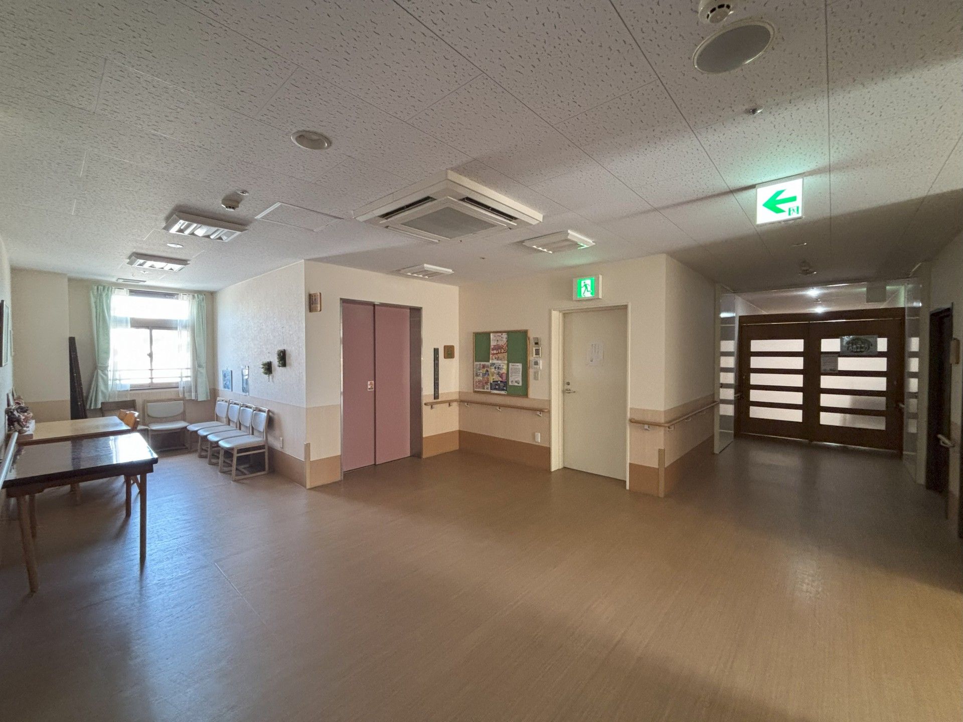 明るい廊下と出入口