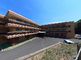 <br>
緑に囲まれた建物の外観