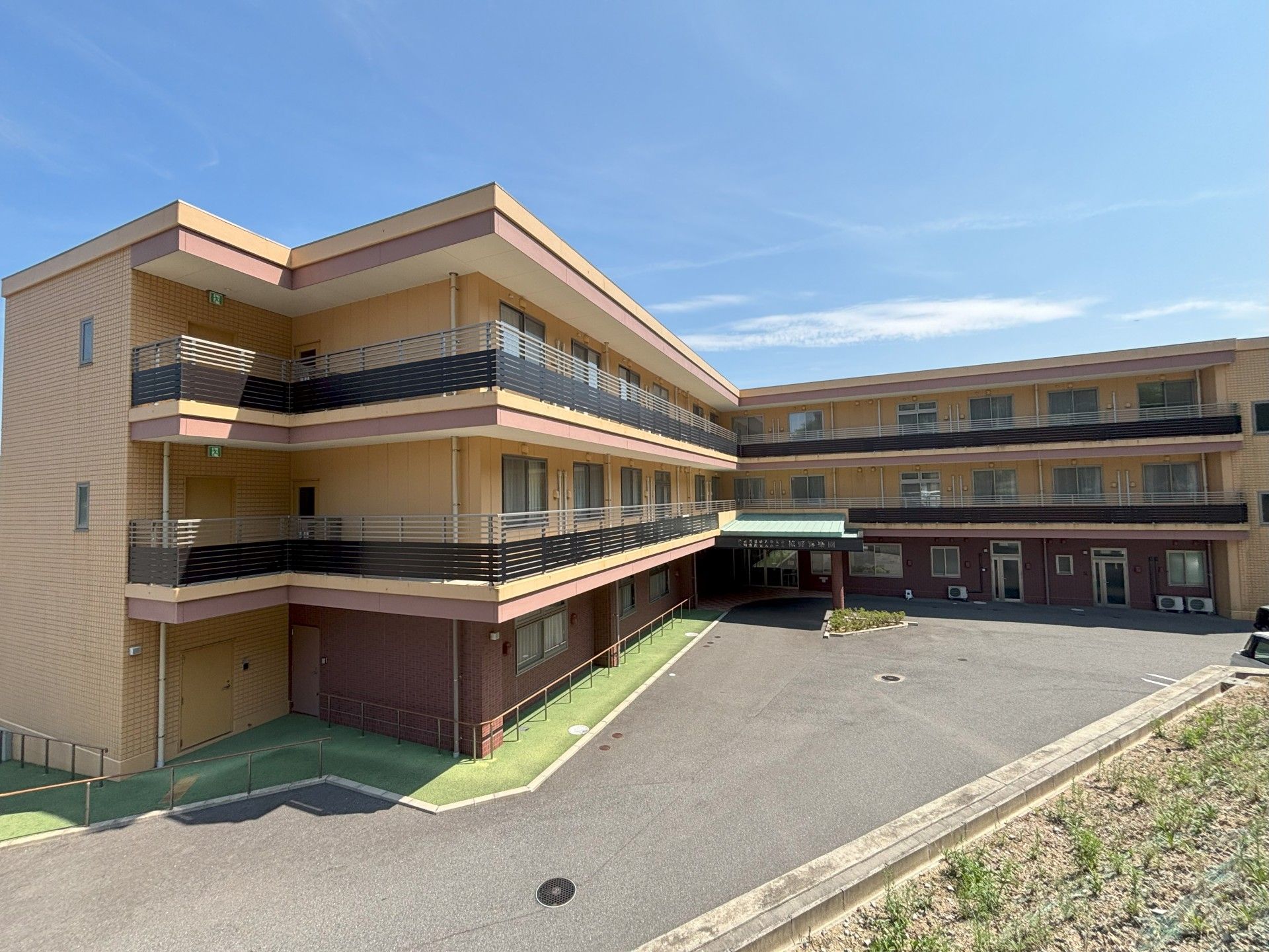 広い建物の外観