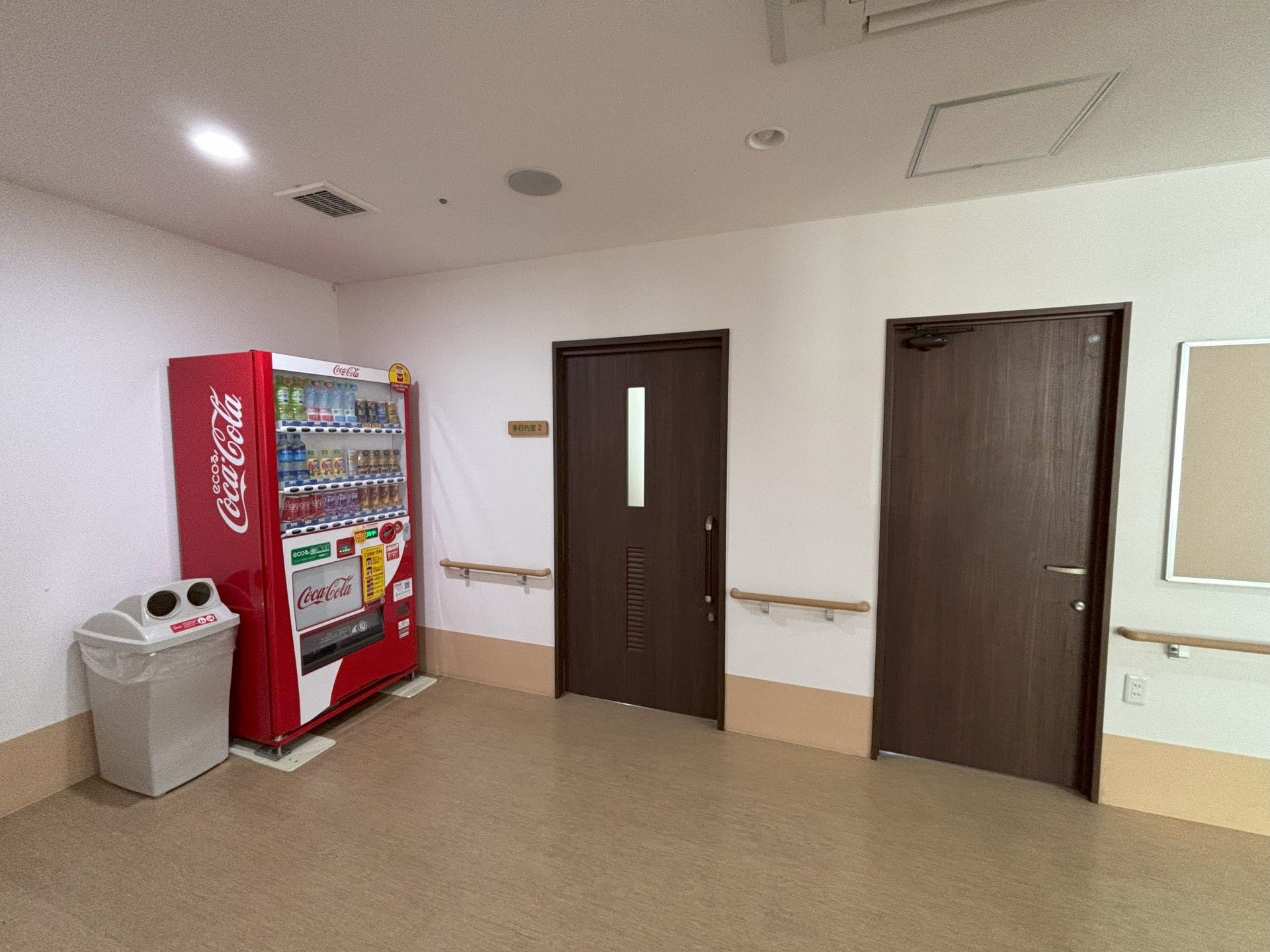 飲み物の自動販売機と廊下