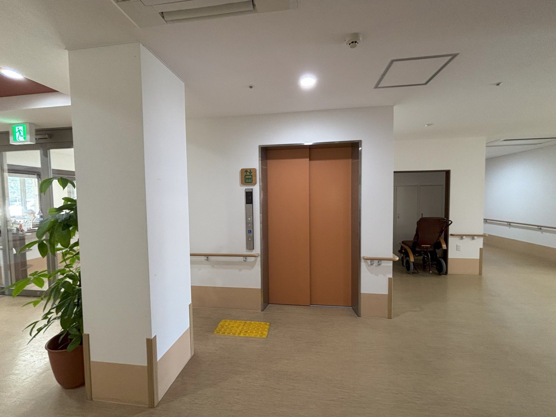 エレベーター前の廊下