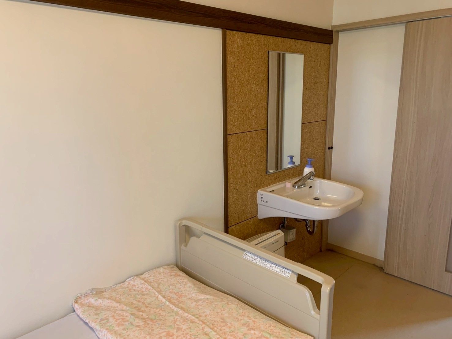 シンプルな居室の一角