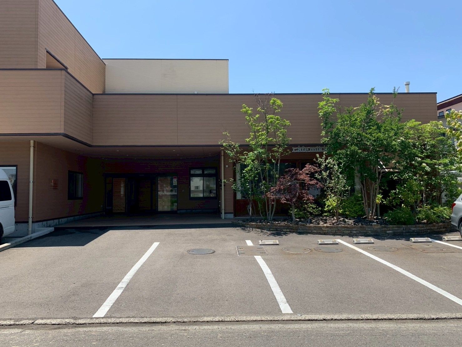 緑に囲まれた建物の外観