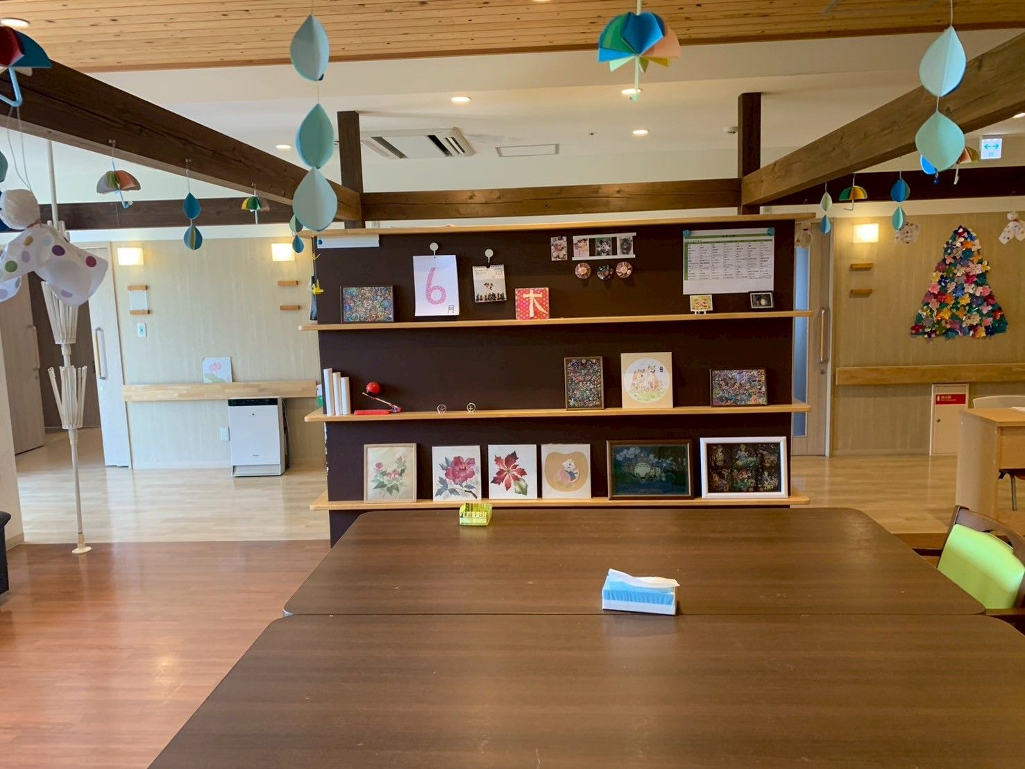 飾り棚のある共有スペース