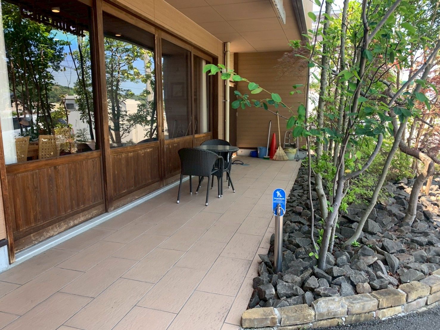 緑に囲まれたテラス席