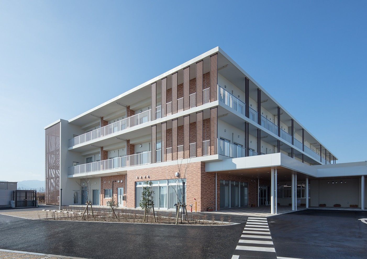 三階建ての建物外観