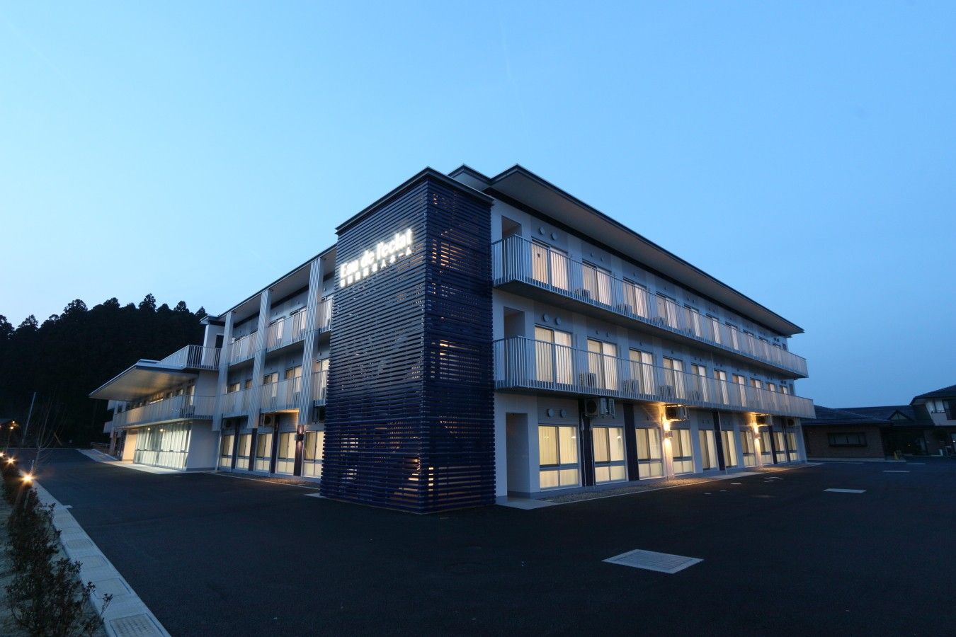 夕暮れ時の建物外観