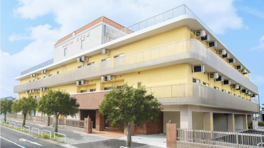 黄色い建物の外観