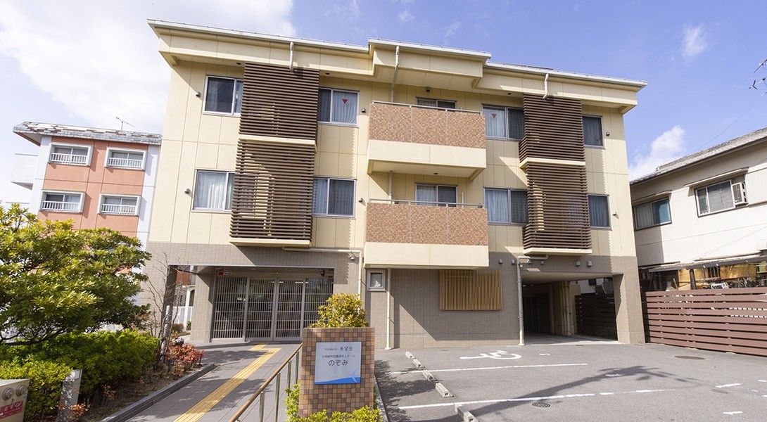 ゆったりとした外観の建物