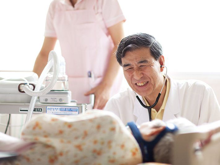 笑顔の医療スタッフと利用者