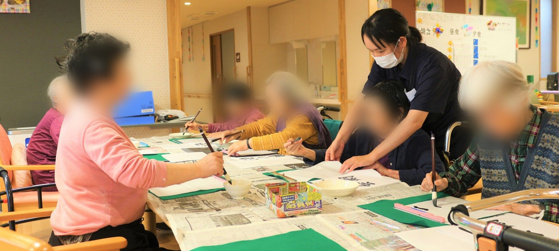 書道を楽しむ皆さんの様子