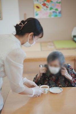 お茶を提供するスタッフ