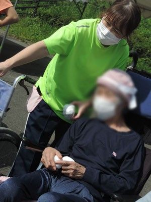 車椅子の方と介助者