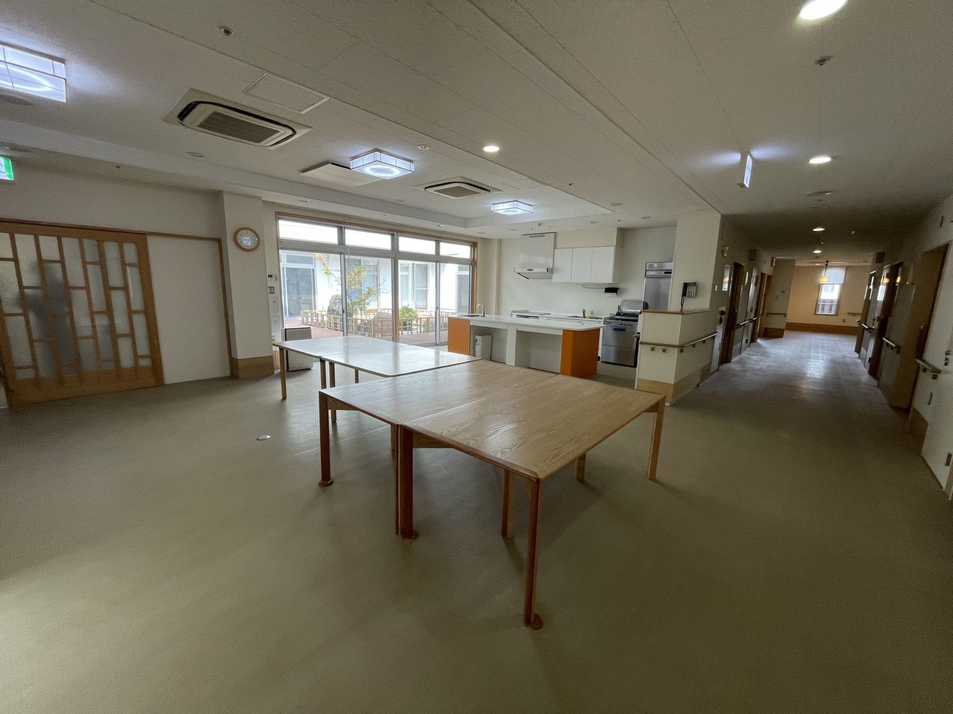 広いテーブルのある空間