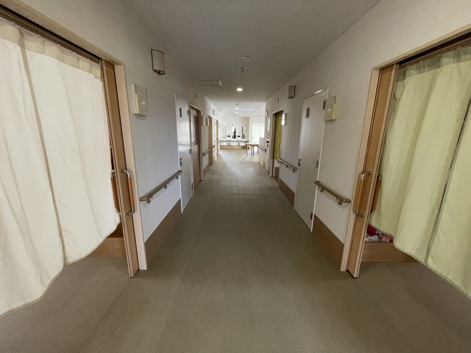 手すり付きの廊下
