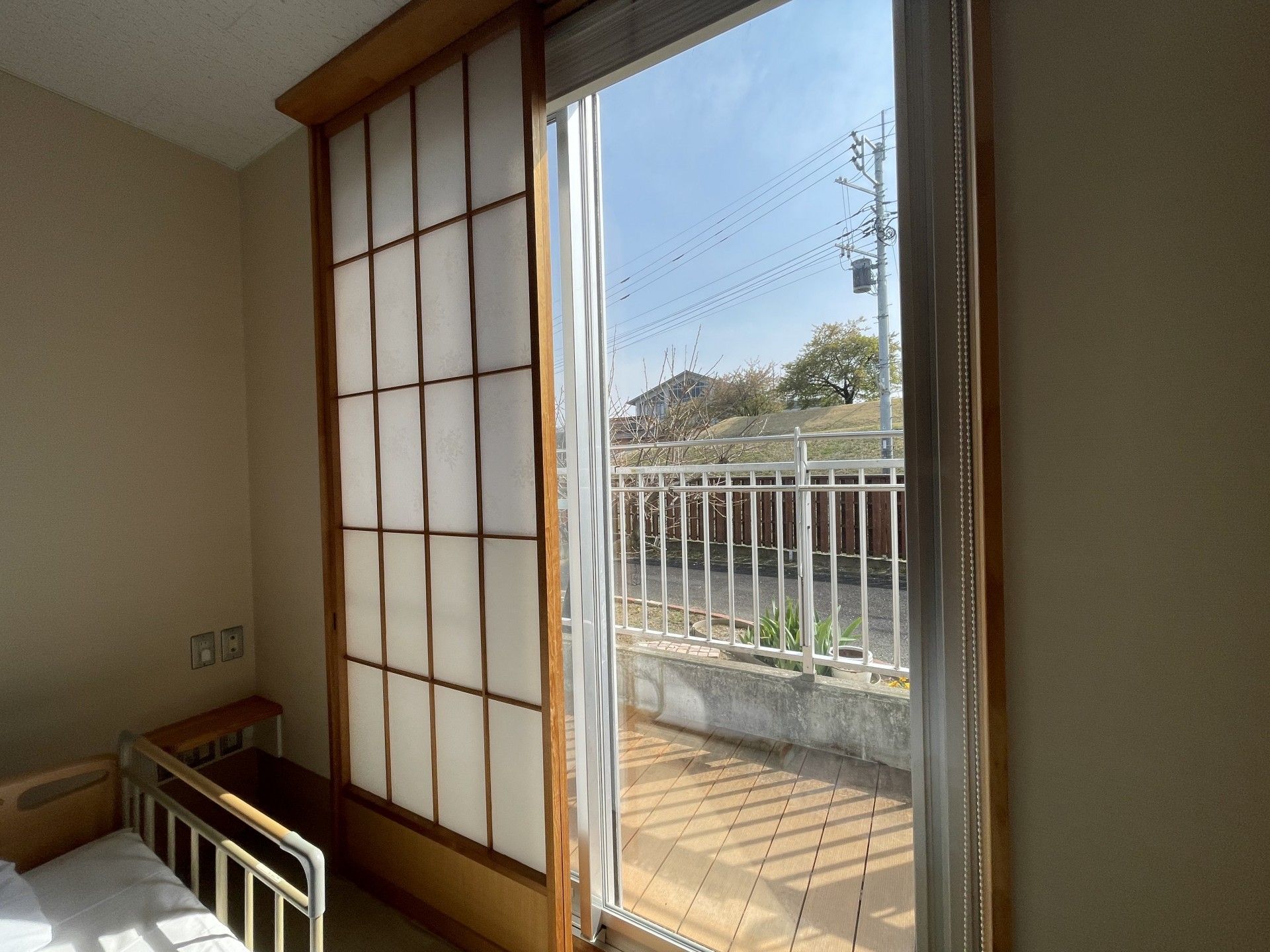 和風の窓とベッドの部屋