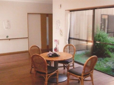 ナチュラルハウスのリビング。毎日沢山の入居者様で賑わう、明るい雰囲気の共有スペース。