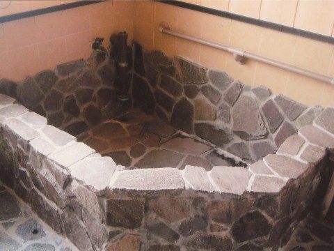 ナチュラルハウスの岩風呂。毎日をより楽しく、いきいきとした時間としていただける環境をご用意しております。