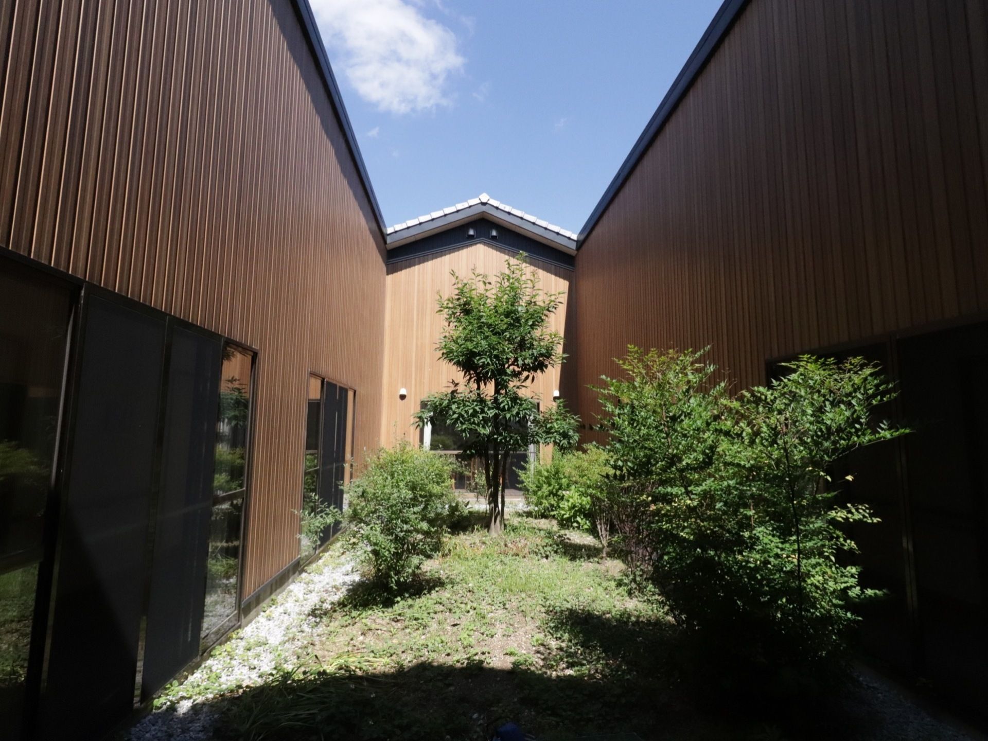 施設はぐるりと四角い回廊の形になっており、中庭がある。樹木や低木が植えられている。施設から中庭へ出ることもできる。