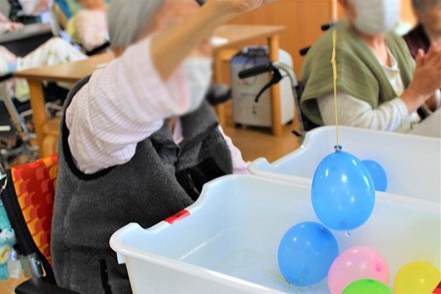 風船遊びを楽しむ様子