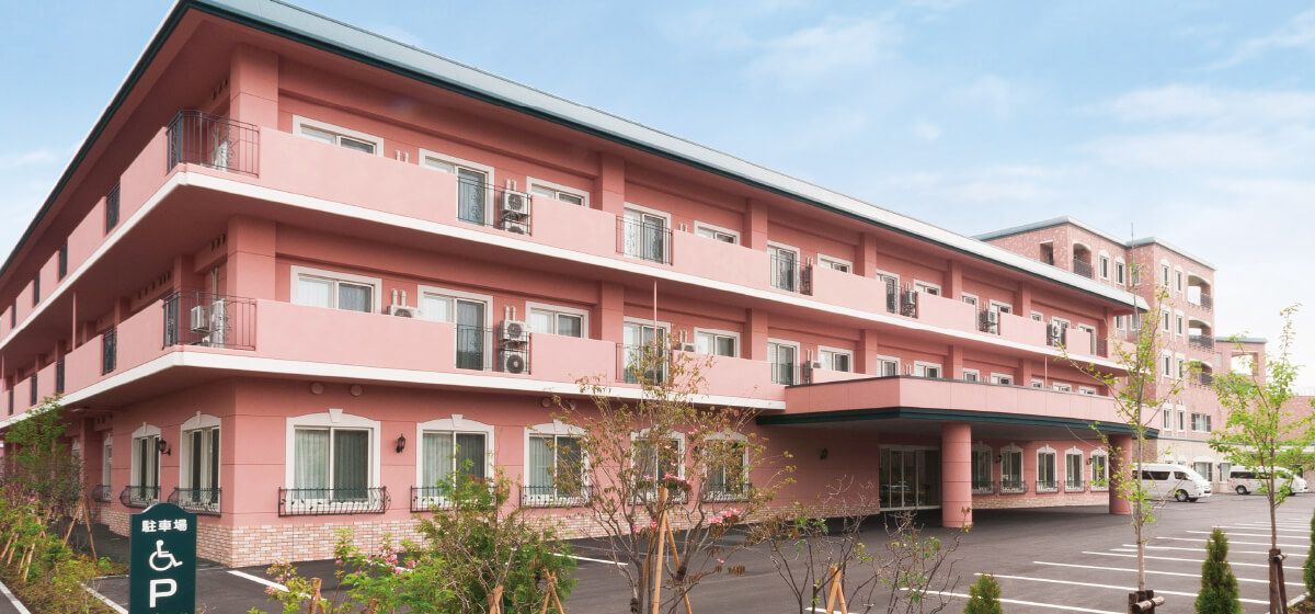 ピンク色の建物外観