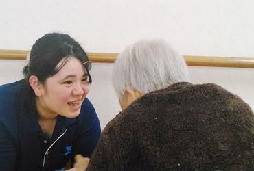 笑顔で会話するスタッフと利用者