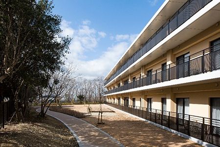 明るい外観の建物