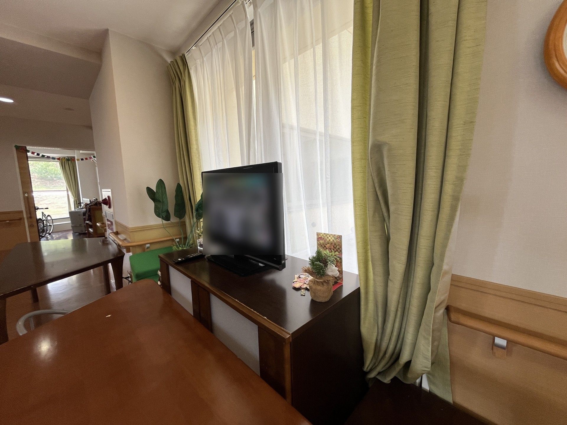 テレビとカーテンのある部屋