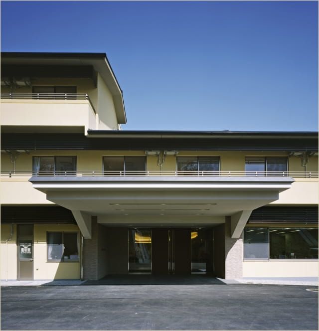 明るい外観の建物入口