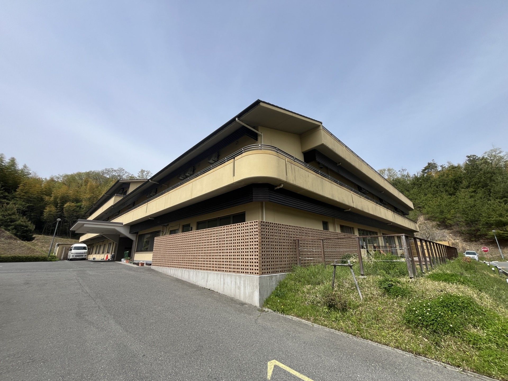 緑に囲まれた建物外観