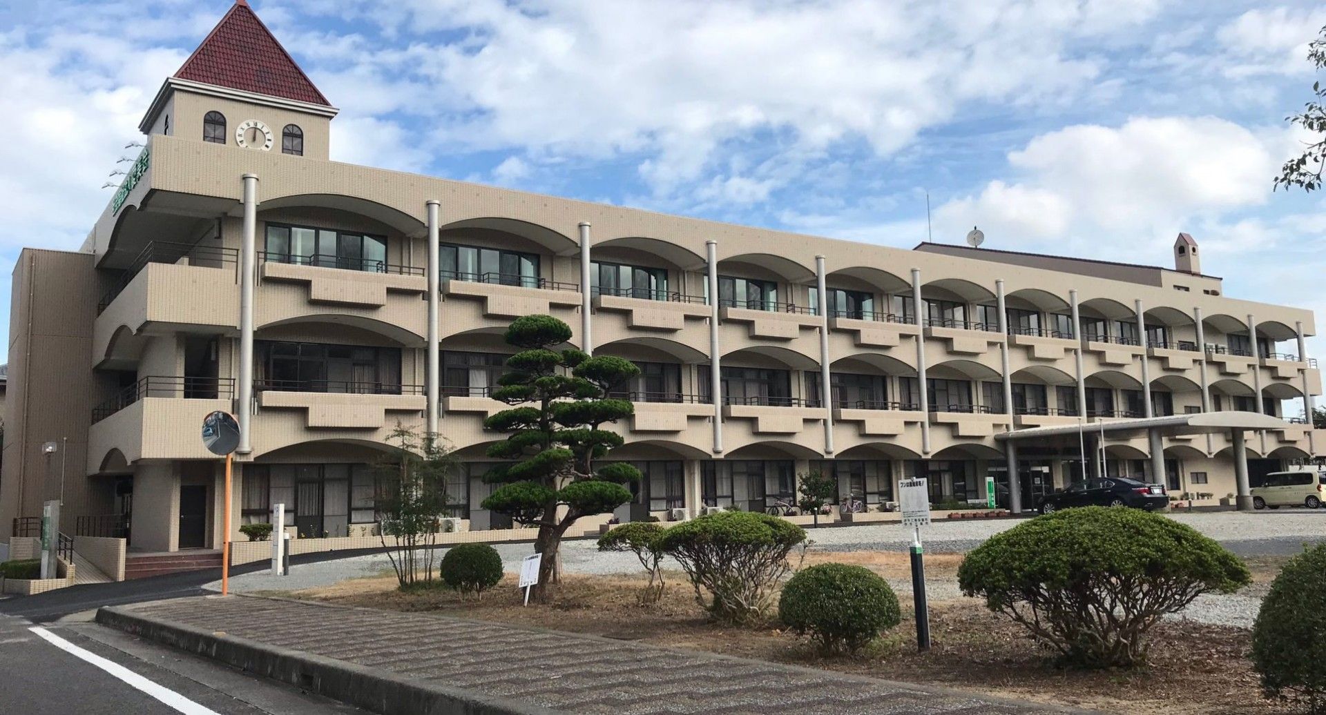 ゆったりとした建物の外観