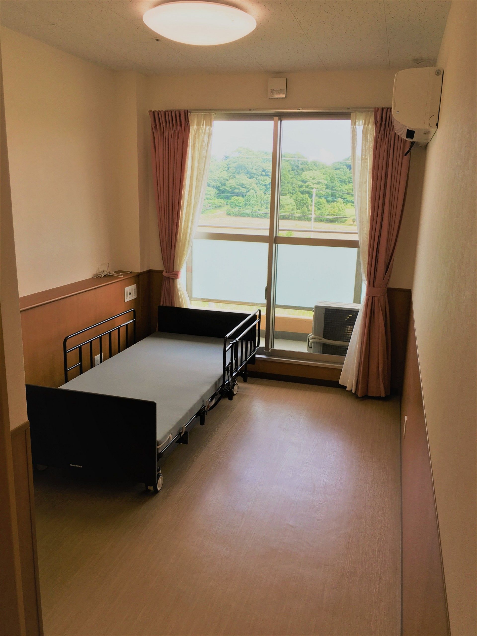 明るい個室と窓の景色