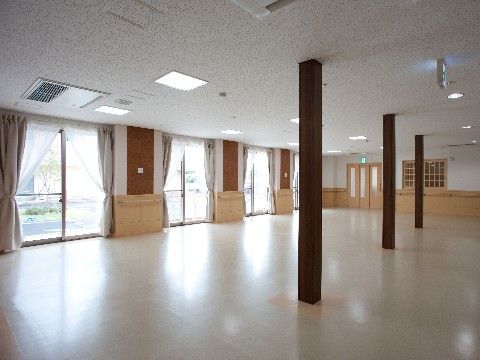 天井までのサッシ窓が設置された館内のイベントホール