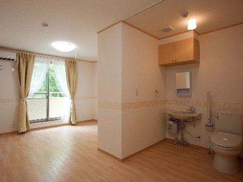 「ほっとはぁと・千葉おおたかの杜」の居室。プライバシーに配慮した、個別居室を完備している。